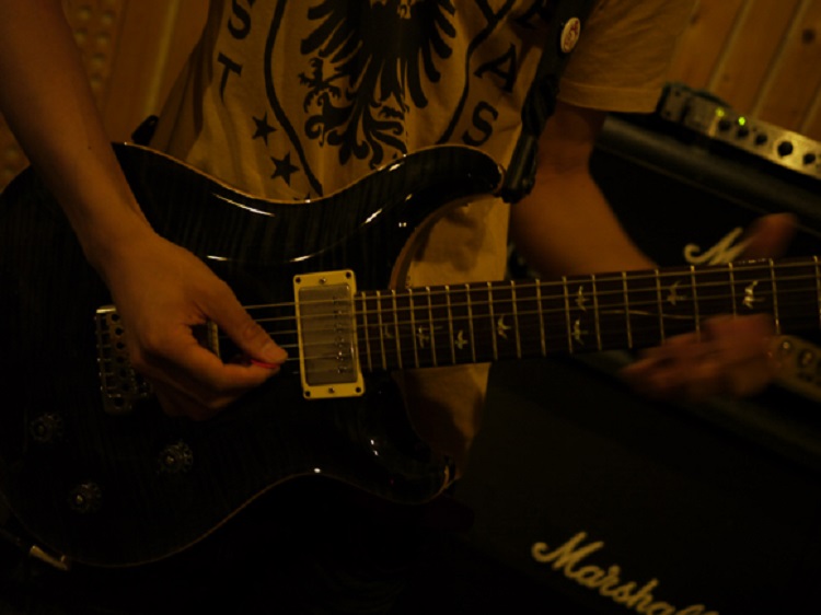 ドリアンブルーススケールの使い方とアドリブ・ギターソロ練習フレーズ　楽譜あり！